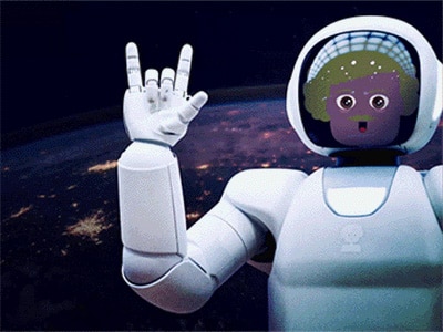 Boneco com roupa de astronauta dando tchau.